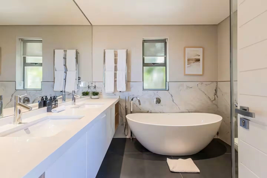 5 Bedroom Property for Sale in Fresnaye Western Cape